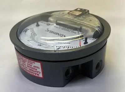 New | in-Stock DWYER 2020C Universal Pressure Meters Ohio US | Surplus Asset Holdings #1234610