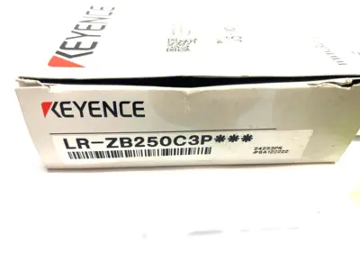 USED KEYENCE SELF-CONTAINED CMOS DISTANCE BASED LASER SENSOR, 3-PIN 250MM