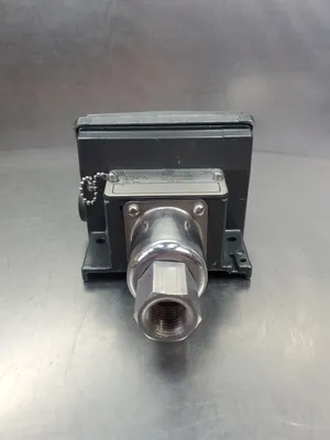 United Electric Controls S156B Type H115 Pressure Switch, 10-100psi. 6E-18