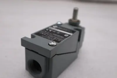 NEW OPEN BOX AB ALLEN BRADLEY 802T-ALP LIMIT SWITCH SER.J 802TALP STK K2111CC