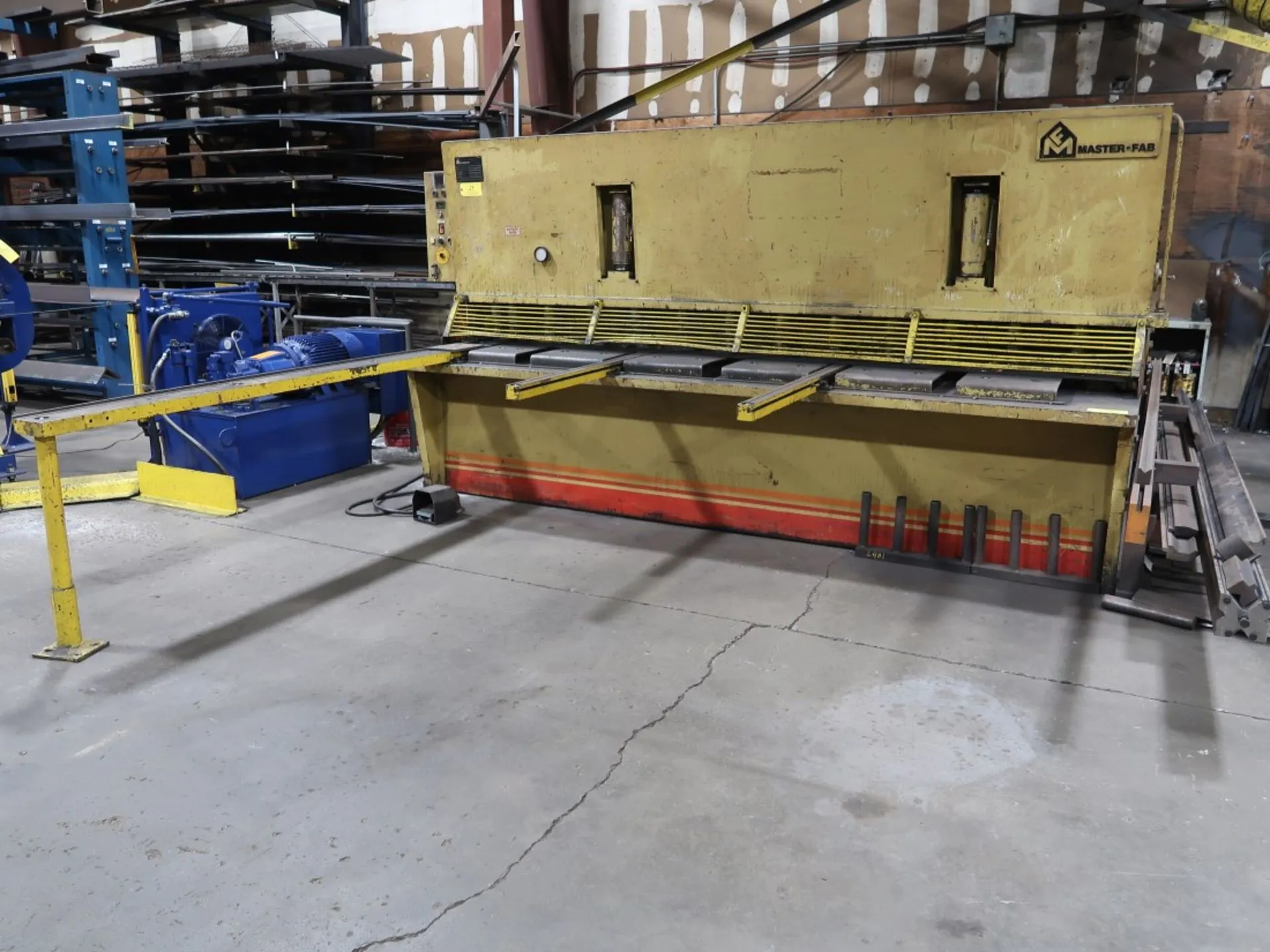 10' x 1/2" MASTER-FAB "84-1-834" HYDRAULIC POWER SQUARING SHEAR w/FRONT OPERATED POWER BACK GAUGE - SQUARING ARM - (2) FRONT SUPPORTS - FLOOR MOUNTED DESIGN