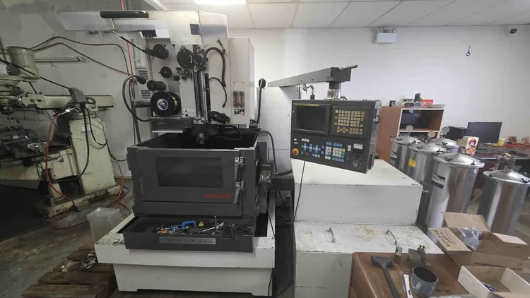 Used 1998 FANUC ROBOCUT ALPHA 1IA Wire EDM Ontario CA | Avo's Machinery Equipment Inc. #1135327