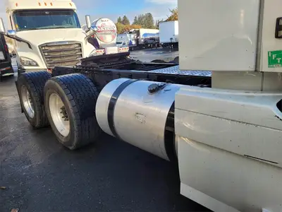 USED 2020 VOLVO VNR64T300
