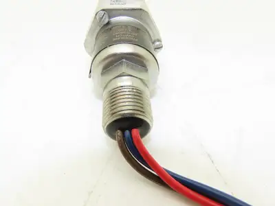 ITT Neo-Dyn 115P1S136 Pressure Switch 5A 125/250VAC 1/4"x 1/2"NPT