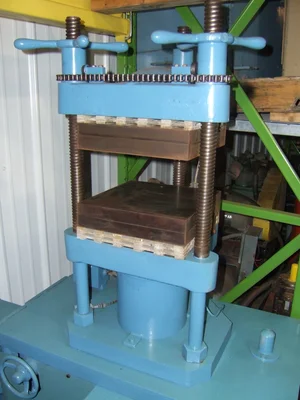 Hot Press Est. 20 Ton - 3 Post