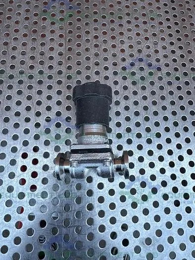 Used ITT PURE FLO STAINLESS STEEL DIAPHRAGM VALVE CF8M W/ 1/2" SANITARY FITTING Valves/Fittings California US | Equipment Lab #485716