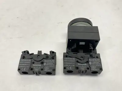 3SB3201-0AA11 | Siemens  Pushbutton Non-Illuminated 22mm Black w/ 2x 3SB3400-0B - Used