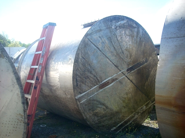 Used approximately 2500 gallon vertical 304 stainless steel tank