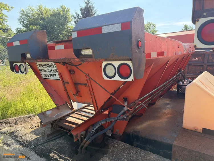 Used CHIEF FSH 14 SS STAINLESS STEEL V-BOX SALTER WITH LIVE BOTTOM. Dry Spreaders Michigan US | Miedema Asset Management Group #1320830