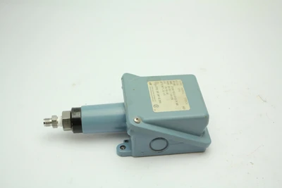 Used United Electric Controls H100 358 Pressure Switches California US | Davliegogo LLC #1705243