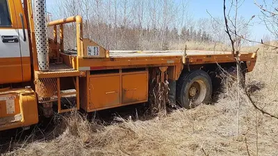 USED 2000 GMC C8500 TANDEM AXLE BED TRUCK