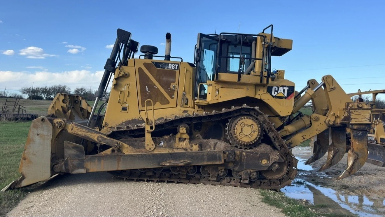 USED 2022 Caterpillar D8T