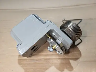 NEW SQUARE D 9037