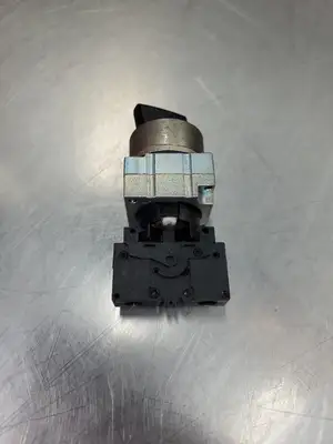 USED Siemens 3SB3400-0B Contact Block Rotary Switch