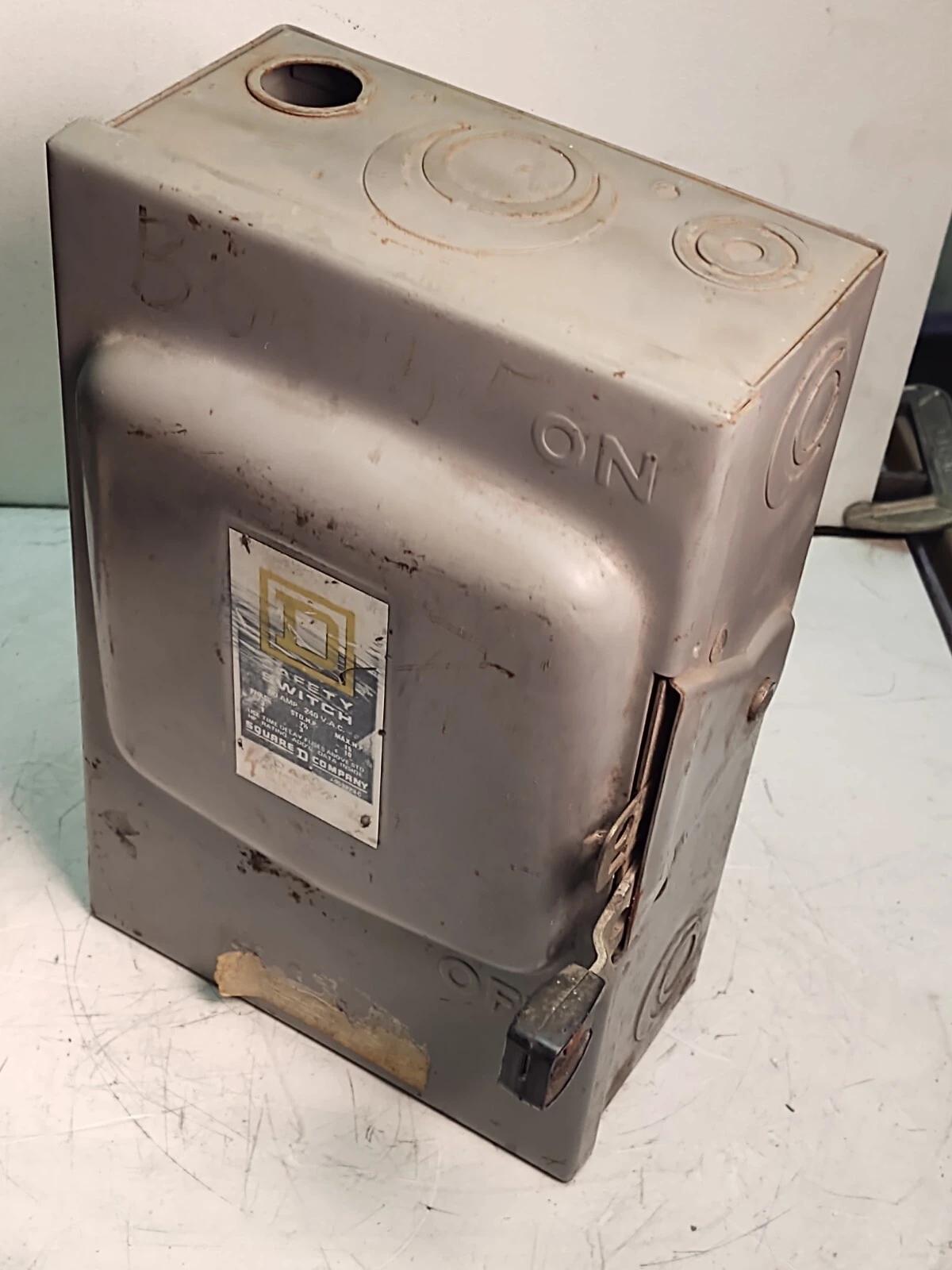 Square D D322N, Series E1, 60 Amp, 240 Volt, 3P4W, Fusible Disconnect Switch