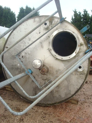 12,500L S/S Vertical Enclosed Tank