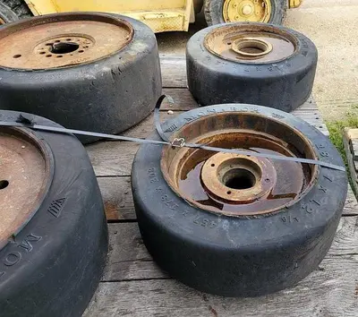 USED MONARCH FORKLIFT TIRES & RIMS