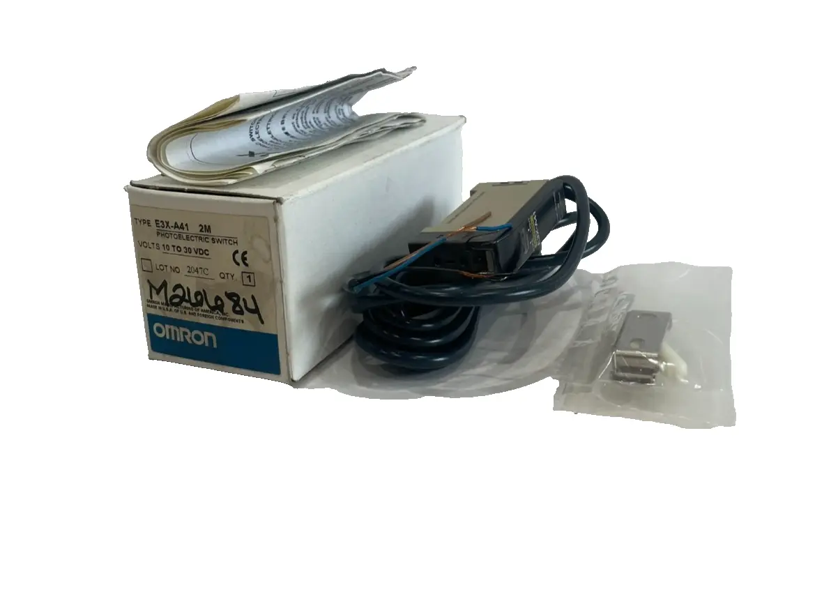 NEW OMRON E3X-A41 PHOTOELECTRIC SWITCH 10-30 VDC 2M E3XA41