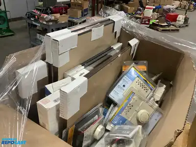 Large skid lot of miscellaneous home decor and home items, approximately 1,566 pieces per seller