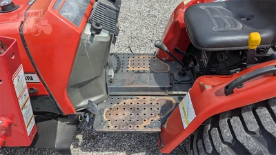 USED 2001 MASSEY FERGUSON 1233