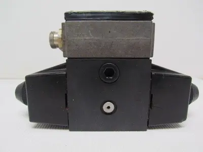 Vickers 02-119590 DG4S4LW-01 6C-B-60 Double Solenoid Hydraulic Valve 3-Pos 4-Way