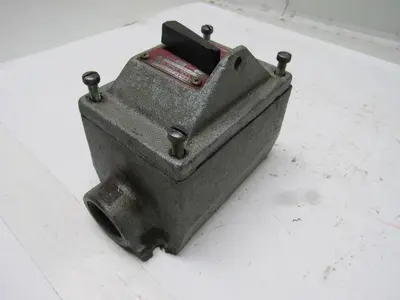 CROUSE HINDS EFDC 31105 120/240 VAC Explosionproof Circuit Breaker 20A  1" Hubs