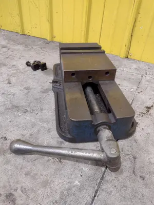 6" KURT MODEL #D675 PRECISION MACHINE VISE W/ SWIVEL HANDLE: STOCK #23448