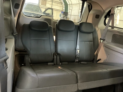 USED 2009 CHRYSLER TOWN AND COUNTRY