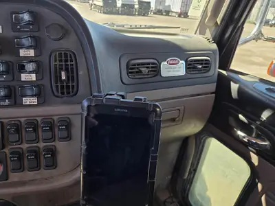 USED 2013 PETERBILT 384