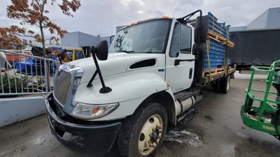 2013 International 4300 flat deck truck w/ Air Brakes