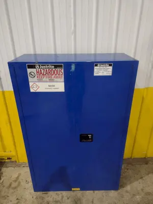 USED JUSTRITE H-1564M-YDIMENSIONS 43 X 18 X 65" HIGHCAPACITY 45 GALLONSSHELVES 2WEIGHT 291 LBS