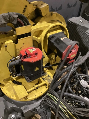 USED FANUC R-2000IB/210F + R30IB