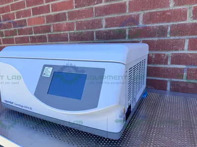 USED EPPENDORF 5910RI REFRIGERATED CENTRIFUGE W/ S-4X UNIVERSAL ROTOR 4500 RPM