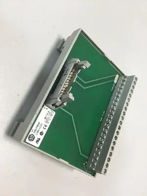 USED ALLEN BRADLEY 1492-IFM20F