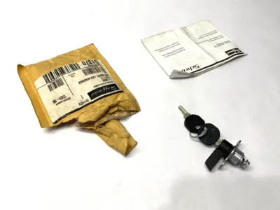 USED HOFFMAN WING KNOB LATCH W/ 2 KEYS 1.54" X .65" X .46" 51370