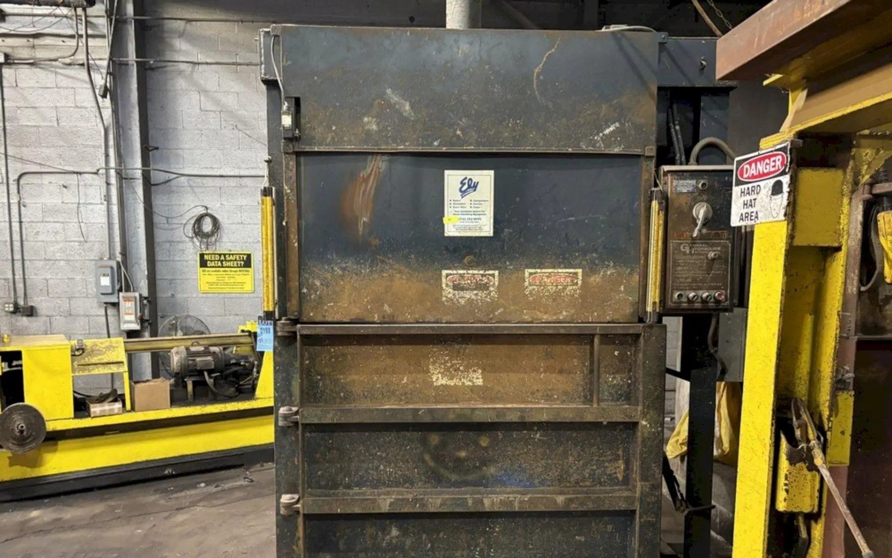 60" X 48" X 30" GENERAL HYDRAULICS DOUBLE DOOR VERTICAL HYDRAULIC BALER: STOCK #23657