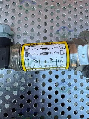 USED SOLARTRON MOBREY VT 17 VIBRATING LEVEL SWITCH W/ 2 1/2" SANITARY FITTING