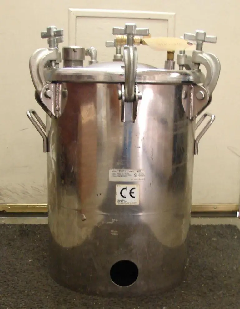 SPC4866  Tank 9 gallon vertical tank, Stainless Steel Contact Parts, 110 psi @ 250f internal, dish
