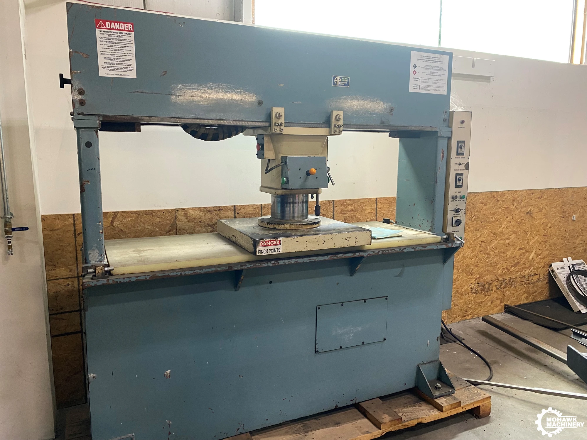 25 TON ASSOCIATED PACIFIC "THNC-2570" TRAVELING-HEAD HYDRAULIC DIE CUTTING CLICKER PRESS w/MANUAL & AUTOMATIC OPERATION
