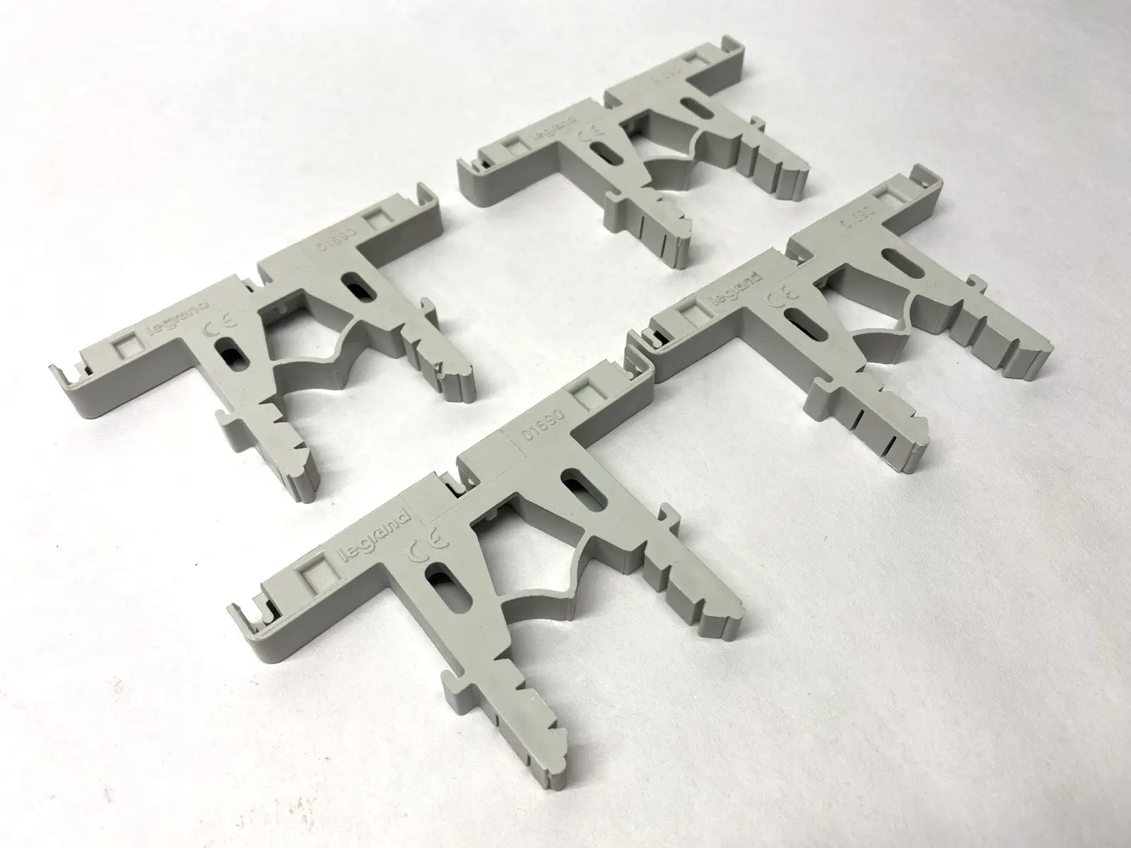 USED LEGRAND DIN RAIL MOUNT INSULATED SUPPORT LOT OF 4