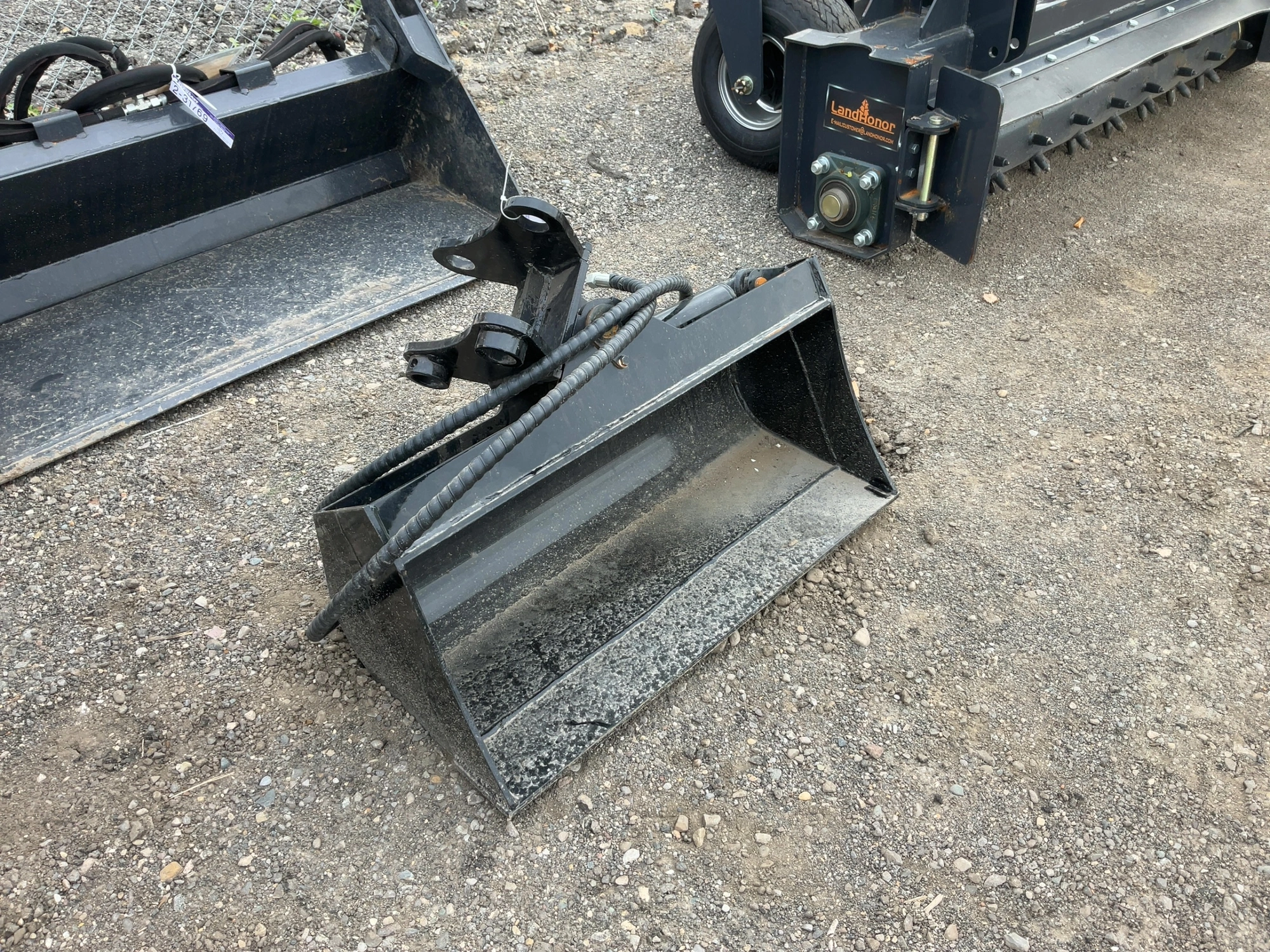 Used GIYI 3T HYDRAULIC TILT BUCKET MINI EXCAVATOR ATTACHMENT Multipurpose Buckets Michigan US | Miedema Asset Management Group #1579266