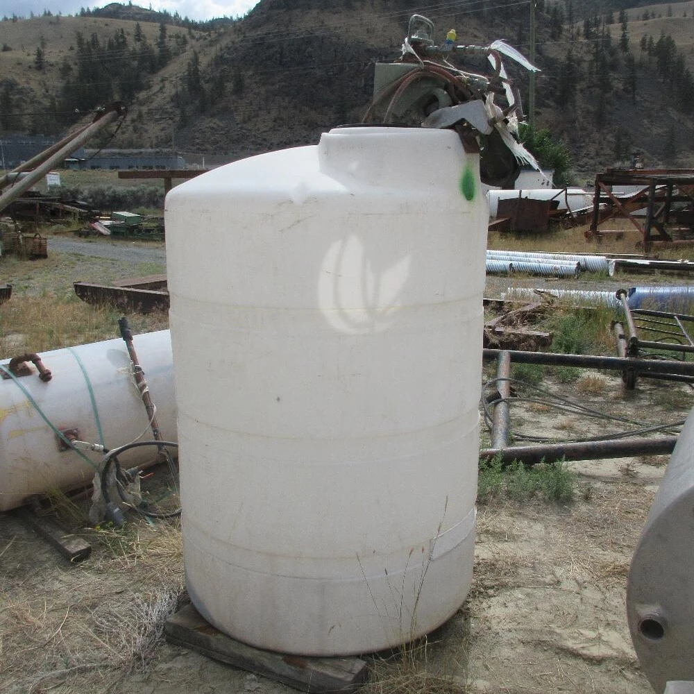 560 Gallon Plastic Tank with Lightnin Agitator