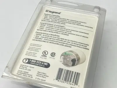 PS520CCLBCCV4 | Legrand  Female Connector Clamp Lock Straight Blade 20A 125V 3-Pole - New