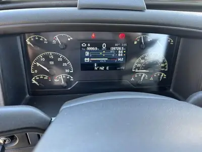 USED 2022 VOLVO VNR42T300