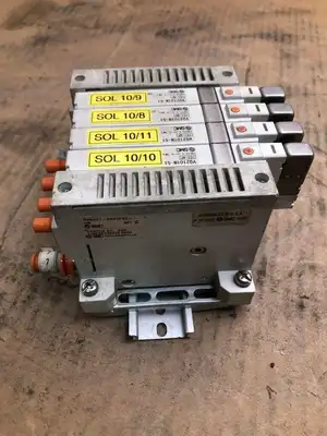SMC VV5Q21-04N7F82-D8 Solenoid 4 Valve Manifold w/ VQ2101N-51 Single Solenoid