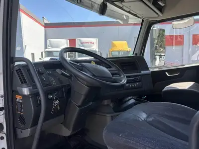USED 2021 VOLVO VNR42T300