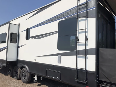 Used 2018 MOMENTUM 395M Campers, Caravans, Motorhomes Michigan US | Miedema Asset Management Group #1334425