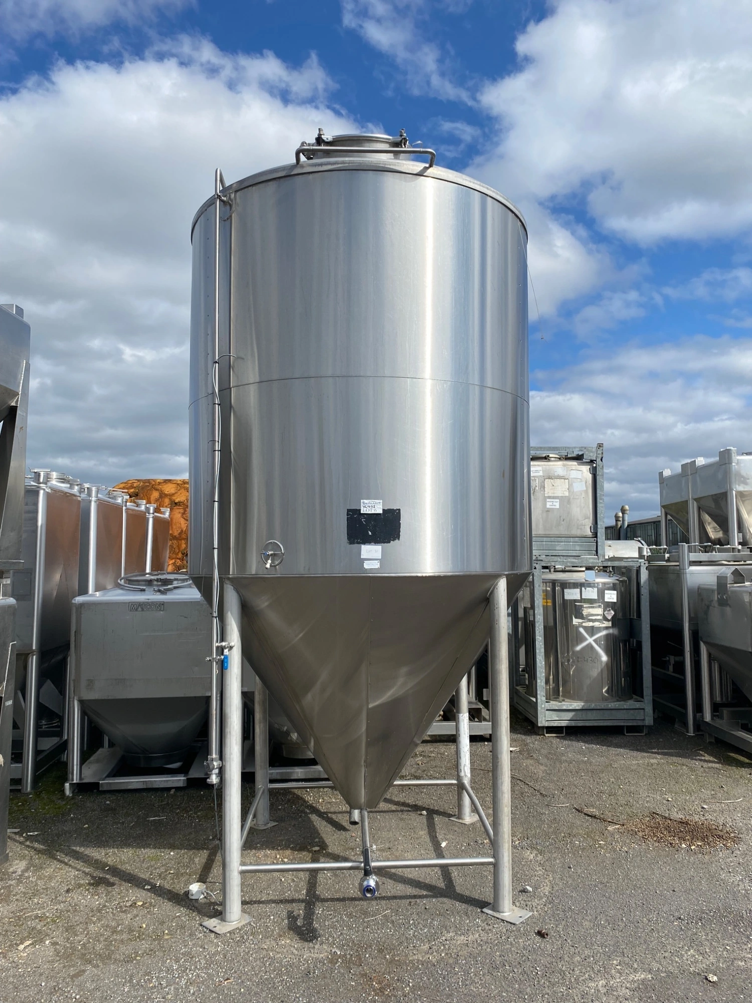 Used _UNKNOWN_ 5,600 Litre Stainless Steel Tanks GB | Perry Equipment #1136192