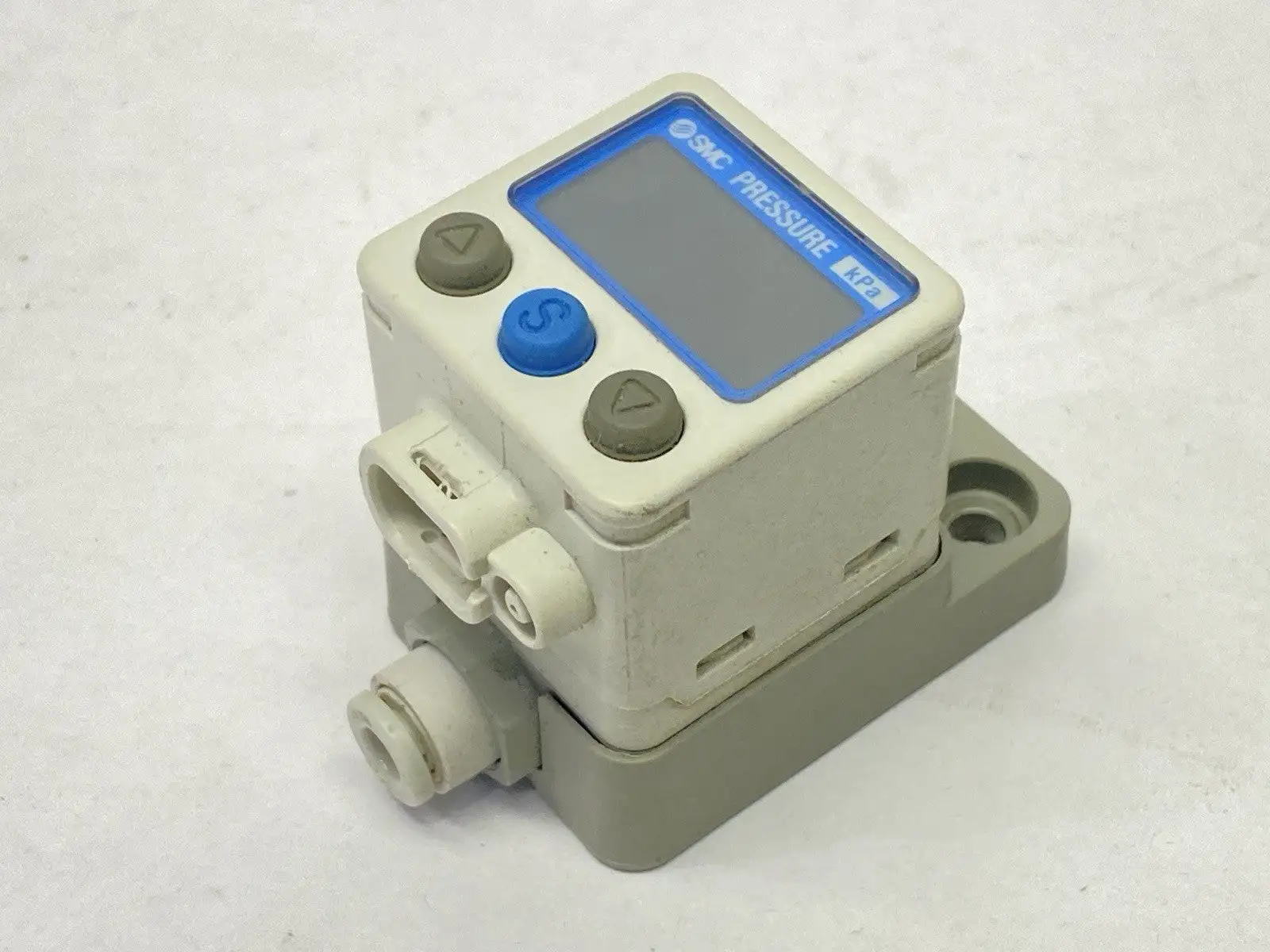 ZSE40AF-C4-V | SMC  Digital High Precision Vacuum Switch 12-24VDC w/ Bracket - Used