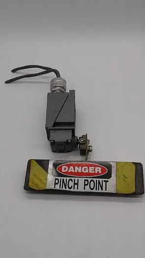 Used ALLEN-BRADLEY ALLEN-BRADLEY OILTIGHT LIMIT SWITCH 802T-AP Switch Parts | ND Industrial Surplus #1211872